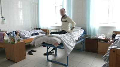 Приймають на тапчанах. Як працюють у прикарпатській лікарні, переповненій хворими на COVID