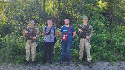 На Закарпатті трьох чоловіків затримали поблизу Румунії На Закарпатті трьох чоловіків затримали поблизу Румунії