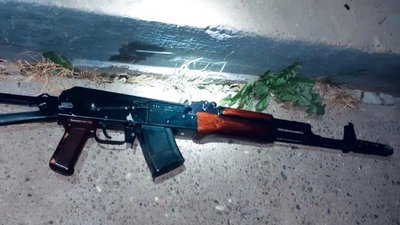 На Прикарпатті затримали чоловіка, який побив матір і погрожував зброєю поліцейським