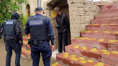 У центрі Франківська чоловік з ножем та пістолетом кидався на людей У центрі Франківська чоловік з ножем та пістолетом кидався на людей