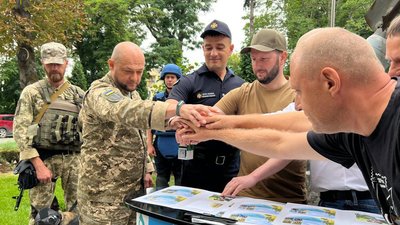 У Кам’янці-Подільському почесну варту погашення благодійної марки несли службові собаки У Кам’янці-Подільському почесну варту погашення благодійної марки несли службові собаки