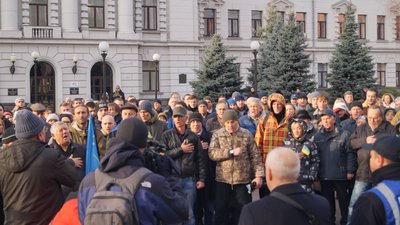 У Дніпрі, під будівлею облдержадміністрації, відбулась акція «Ні - капітуляції!» У Дніпрі, під будівлею облдержадміністрації, відбулась акція «Ні - капітуляції!»