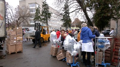 Чернігівська обласна лікарня отримала техніку та медикаменти на понад 350 тисяч доларів Чернігівська обласна лікарня отримала техніку та медикаменти на понад 350 тисяч доларів