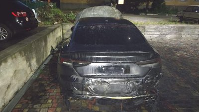 Облили та підпалили: на Рівненщині шукають паліїв автомобіля білоруса Облили та підпалили: на Рівненщині шукають паліїв автомобіля білоруса