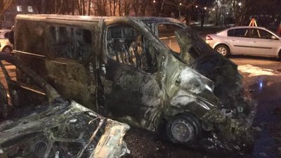 Мікроавтобус і три легковики згоріли біля харківської баготоповерхівки Мікроавтобус і три легковики згоріли біля харківської баготоповерхівки