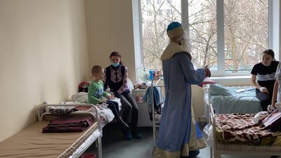 До маленьких пацієнтів Миколаївської дитячої лікарні Святий Миколай піднявся на автовишці До маленьких пацієнтів Миколаївської дитячої лікарні Святий Миколай піднявся на автовишці