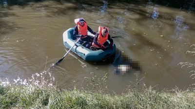 Рятувальники дістають з річки тіло чоловіка