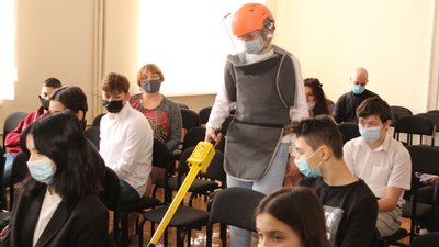 Підозрілі і небезпечні предмети: у школах Харкова проводять уроки мінної безпеки