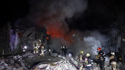 ДСНС розбирають завали і гасять пожежу на місці російського удару по будинку у Харкові
