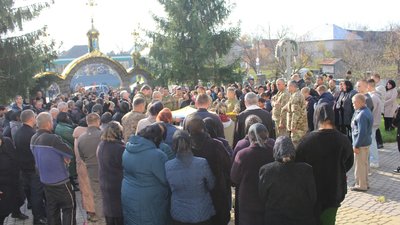 На Закарпатті попрощалися із полеглим на війні Василем Варцабою На Закарпатті попрощалися із полеглим на війні Василем Варцабою