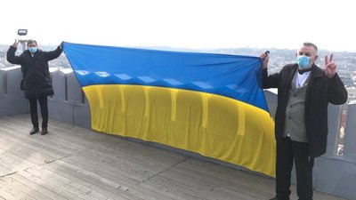 Над вежею львівської Ратуші підняли синьо-жовтий стяг Над вежею львівської Ратуші підняли синьо-жовтий стяг