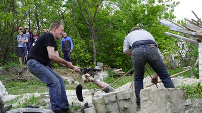 Підлітки спостерігають, як могильники витягують з каналізаційного колектору трупи двох російських військових в деокупованому селищі Мала Рогань. За версією українських слідчих, окупантів розстріляли свої ж. 19 травня 2022 року Підлітки спостерігають, як могильники витягують з каналізаційного колектору трупи двох російських військових в деокупованому селищі Мала Рогань. За версією українських слідчих, окупантів розстріляли свої ж. 19 травня 2022 року