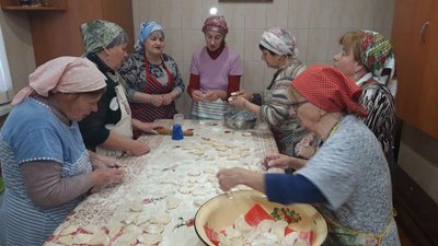 Черкаські віряни наліпили вареників для бійців на Сході України