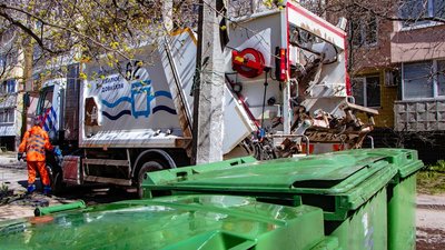 У Дніпрі комунальники почали дезінфікувати сміттєві контейнери У Дніпрі комунальники почали дезінфікувати сміттєві контейнери