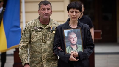 Зеленський вручив посмертну нагороду рідним військового з Черкащини Зеленський вручив посмертну нагороду рідним військового з Черкащини