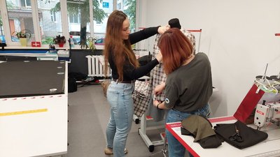 У Львові волонтерки шиють адаптивний одяг для поранених бійців