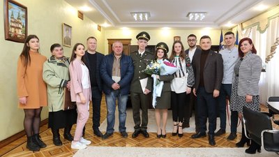 Пара закоханих військовослужбовців одружилася у Тернополі Пара закоханих військовослужбовців одружилася у Тернополі