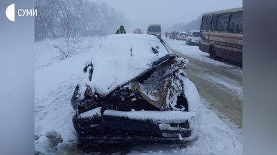 Автобус "Суми-Новгород-Сіверський" та легковик зіткнулись на Сумщині, п'ятеро травмованих Автобус "Суми-Новгород-Сіверський" та легковик зіткнулись на Сумщині, п'ятеро травмованих