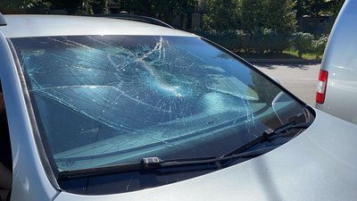 В Ужгороді чоловік розтрощив лобове скло на десяти автомобілях В Ужгороді чоловік розтрощив лобове скло на десяти автомобілях