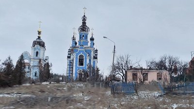 "Гукали їх до темряви". Кропивницькі волонтери вивозять з сіл, зруйнованих через війну, покинутих тварин