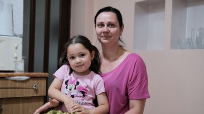 "Шукала 5-річну доньку та маму в списках загиблих". Буковинка розповіла, як повернула родичів з Маріуполя