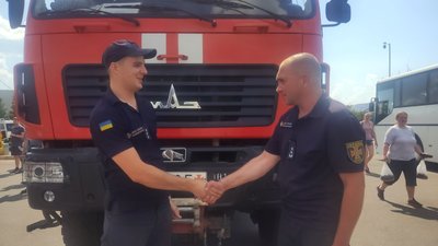 Житомирський рятувальник приїхав освідчуватись у коханні на пожежній машині Житомирський рятувальник приїхав освідчуватись у коханні на пожежній машині