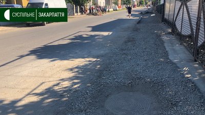 Замінити старі труби, а далі робити ремонт траси просять жителі села Довге на Іршавщині