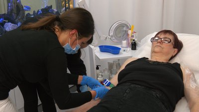 Допомагає відновити руку жительці Вугледара. Як в Івано-Франківську впроваджують проєкт "Неопалимі" Допомагає відновити руку жительці Вугледара. Як в Івано-Франківську впроваджують проєкт "Неопалимі"