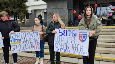 "Поверніть мого тата": у Черкасах відбулася акція на підтримку військовополонених "Поверніть мого тата": у Черкасах відбулася акція на підтримку військовополонених