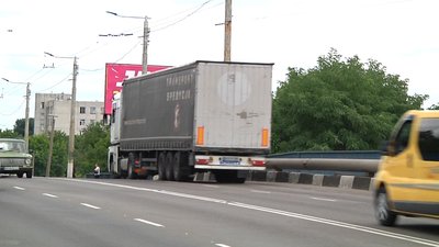У Житомирі через посилений рух вантажівок може зруйнуватися Київський міст
