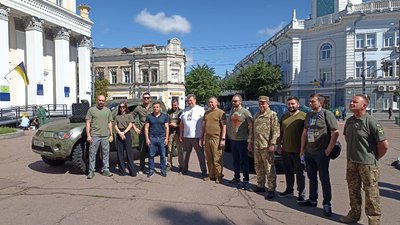 Техніка для військових: за гроші благодійників у Житомирі придбали два пікапи та дрон Техніка для військових: за гроші благодійників у Житомирі придбали два пікапи та дрон