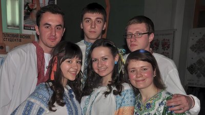 “Холодний квітень ховав вишиванки під куртками. Я боялася, що ніхто не прийде”. Як у Чернівцях народився День вишиванки