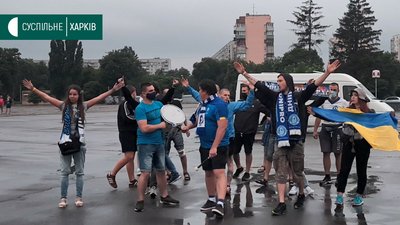 Перед грою Динамо-Ворскла у Харкові команди зустріли фани киян Перед грою Динамо-Ворскла у Харкові команди зустріли фани киян