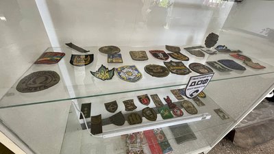 Стенд з шевронами в музеї "ДОФ" Стенд з шевронами в музеї "ДОФ"
