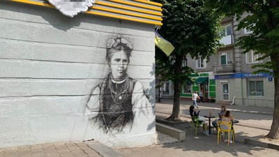 У Луцьку художник створив мурал із портретом Лесі Українки У Луцьку художник створив мурал із портретом Лесі Українки