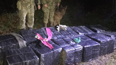 Майже 6 тисяч пачок сигарет покинули контрабандисти на кордоні з Румунією