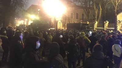 Сутички, фаєр і газ: як пройшла акція на підтримку Стерненка у Києві
