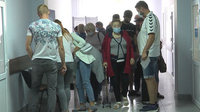 В одному з чотирьох центрів масової вакцинації у Луцьку – черги