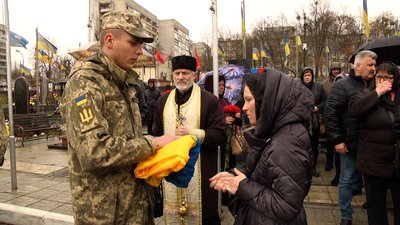 У Житомирі попрощалися з десантниками Дмитром Яковцем та Дмитром Кановою У Житомирі попрощалися з десантниками Дмитром Яковцем та Дмитром Кановою
