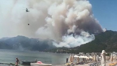 У турецькому Мармарисі з готелів евакуюють туристів через лісову пожежу. МЗС відреагував