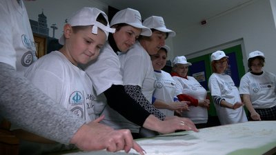 "Ділимося хлібом": переселенців Рівненщини залучили до проєкту, який допомагає їм адаптуватися і почуватися потрібними "Ділимося хлібом": переселенців Рівненщини залучили до проєкту, який допомагає їм адаптуватися і почуватися потрібними