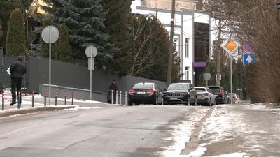 "Наші вуличкі дуже вузькі": односторонній рух запровадили на двох вулицях у Рівному "Наші вуличкі дуже вузькі": односторонній рух запровадили на двох вулицях у Рівному