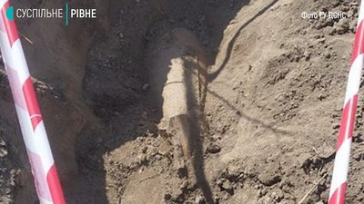 На Рівненщині під час сільськогосподарських робіт розкопали авіаційну бомбу На Рівненщині під час сільськогосподарських робіт розкопали авіаційну бомбу