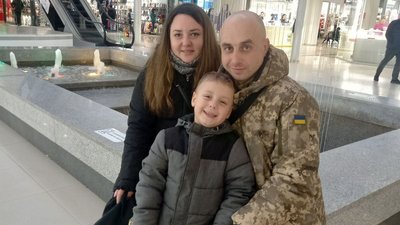 Військовослужбовець Ігор з сім'єю