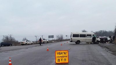 У Запорізькій області маршрутка та легковик потрапили в ДТП. Загинула жінка У Запорізькій області маршрутка та легковик потрапили в ДТП. Загинула жінка