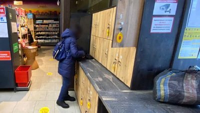 На Охтирщині жінку підозрюють у крадіжці речей зі скриньки для зберігання в магазині