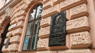 Будинок лікаря, найпрестижніша аптека та пологовий. Історії трьох будинків у Чернівцях Будинок лікаря, найпрестижніша аптека та пологовий. Історії трьох будинків у Чернівцях