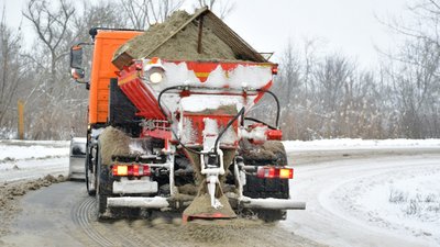 Скидають сніг та спускають воду: як прибирають дороги Полтавщини Скидають сніг та спускають воду: як прибирають дороги Полтавщини