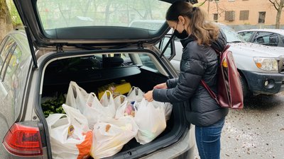 Продукти малозабезпеченим розвозять волонтери в Ужгороді: пакунки складали в університеті Продукти малозабезпеченим розвозять волонтери в Ужгороді: пакунки складали в університеті