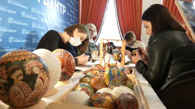 У Рівному в рамках проєкту "Етноосвіта" навчали писанкарству